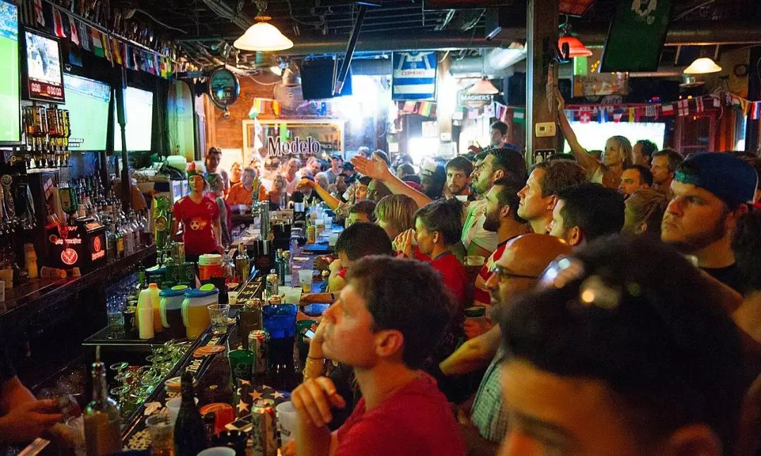 世界“悲”！39岁球迷连续熬夜看球至凌晨，一觉醒来差点……你还敢熬吗？