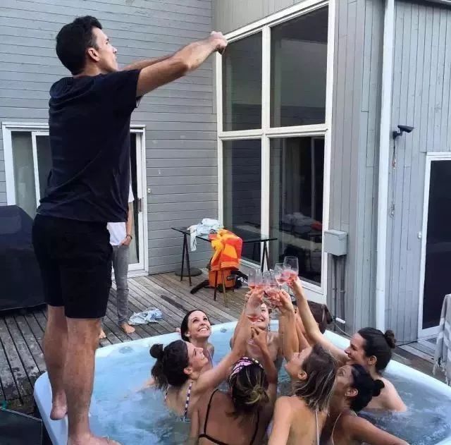 与Virgl合照，一天就能赚200w，是种什么样的体验？｜网红经济