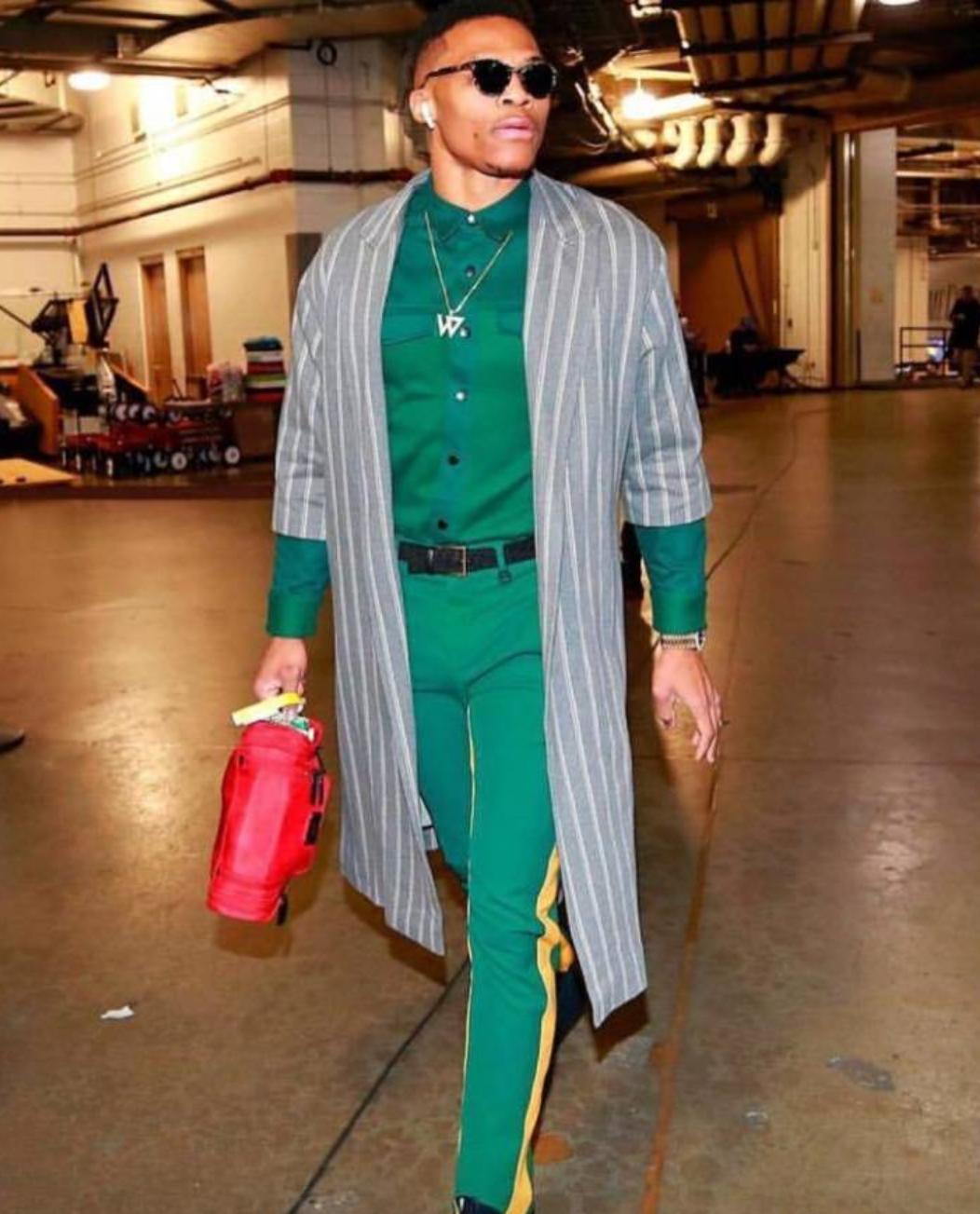 韦少的最新视频,墙都不扶就服我句子