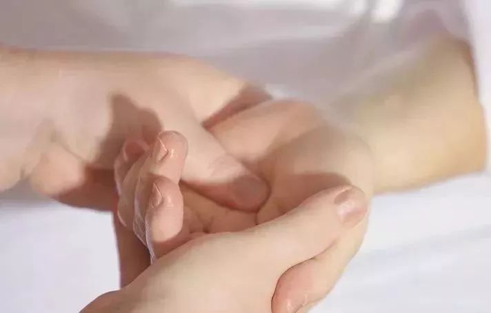 被蚊子咬了别擦药，试试这几样东西，涂点马上止痒