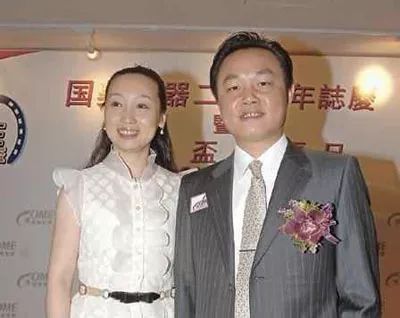 她2年还债8亿,三度把入狱丈夫捧上大陆首富,用一句话惹哭无数人