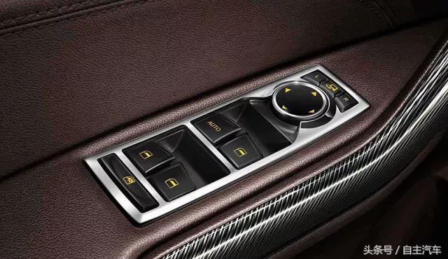 汽车掉进水里怎么逃生,车子掉进水里最佳自救