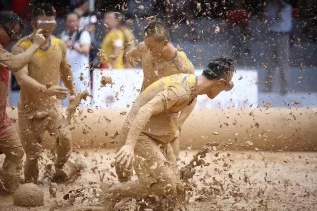 世界杯爱心,北京泥浆足球世界杯