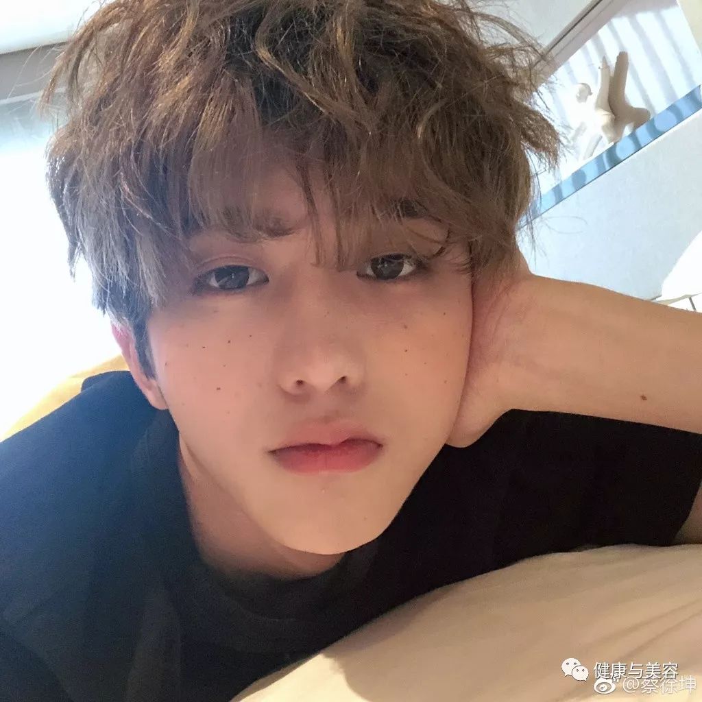 蔡徐坤腮红上热搜！《创造101》小姐姐说腮红用得好，脸小年龄小