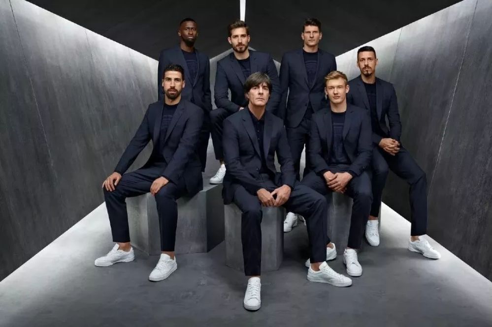 c罗没有进球靠在广告牌上,c罗把球踢得多高