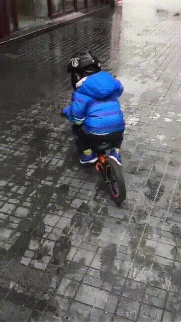 南京3岁萌娃,旋风小子骑平衡车