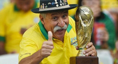 巴西球迷金杯老爷爷落泪,巴西金杯爷爷送金杯给德国小球迷