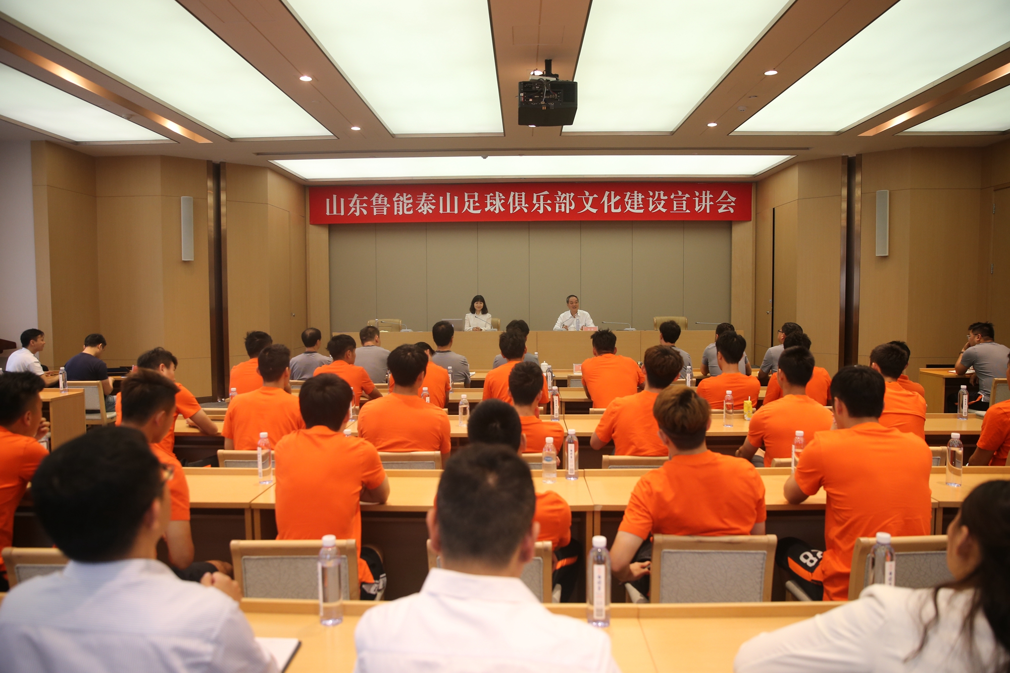 世界杯激战正酣之际,鲁能李霄鹏赛前视频