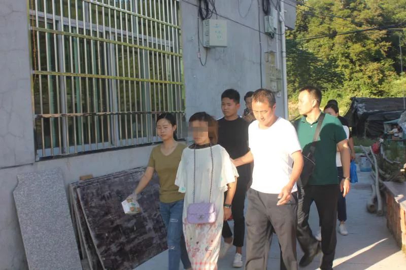 47岁女主播直播贩毒，尺度越大粉丝越疯狂，送花送游艇送*毒冰**！