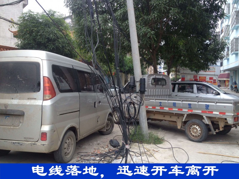 汽车撞电线杆断了,车刮坏电线会触电吗