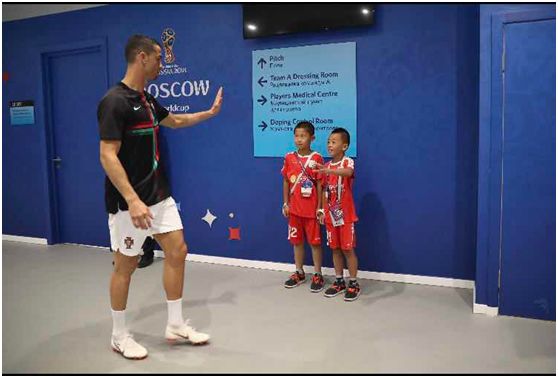 c罗球员通道内与小球童击掌,和c罗击掌能有多激动