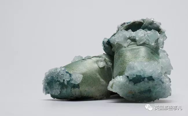 这个伦敦妹子，把脚汗做成了blingbling的水晶……