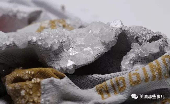 这个伦敦妹子，把脚汗做成了blingbling的水晶……