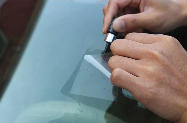 前挡风玻璃裂了30厘米怎么修复,雨刮器把挡风玻璃刮坏了怎样修复