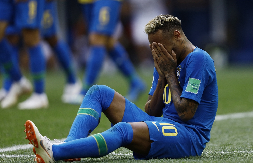 内马尔球袜脚被踢破,巴西国家队内马尔球袜