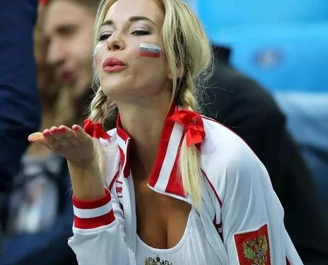 世界杯看点各国球星,世界杯赛场高颜值女球迷惊艳镜头