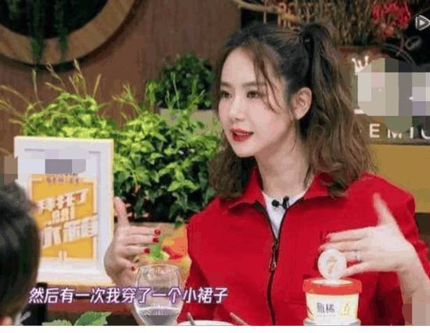 戚哥气场十足,戚薇戚哥白色西装气场十足