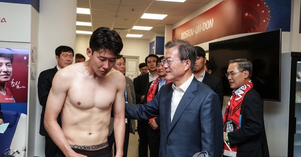 文在寅安慰孙兴慜是怎么回事孙兴慜痛哭的原因是什么