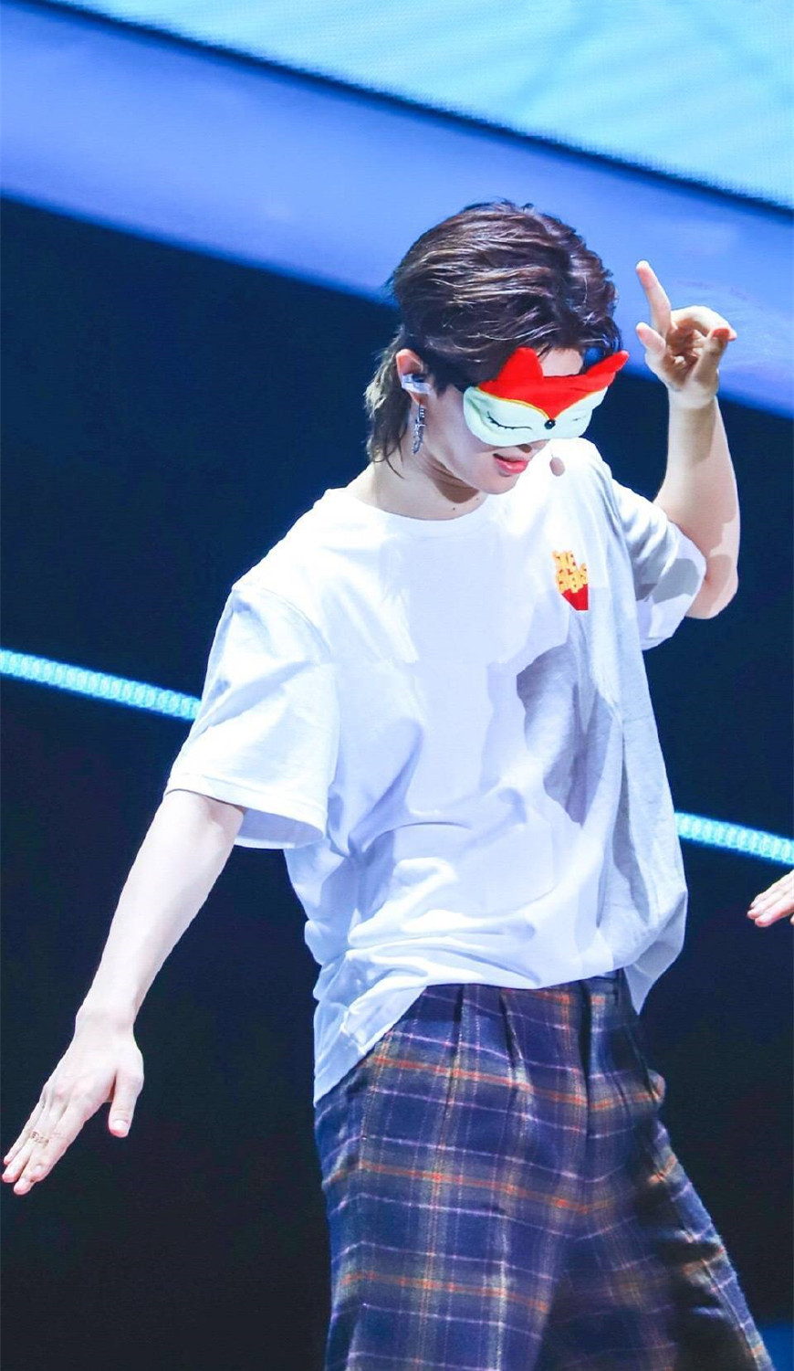 乐华七子广州见面会范丞丞露腹肌,乐华娱乐上海见面会范丞丞