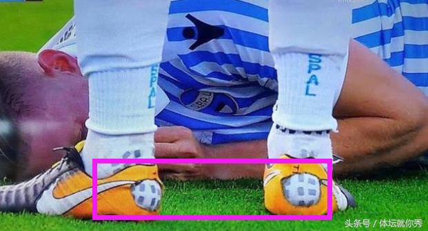 内马尔球裤被扯破,内马尔足球袜破了