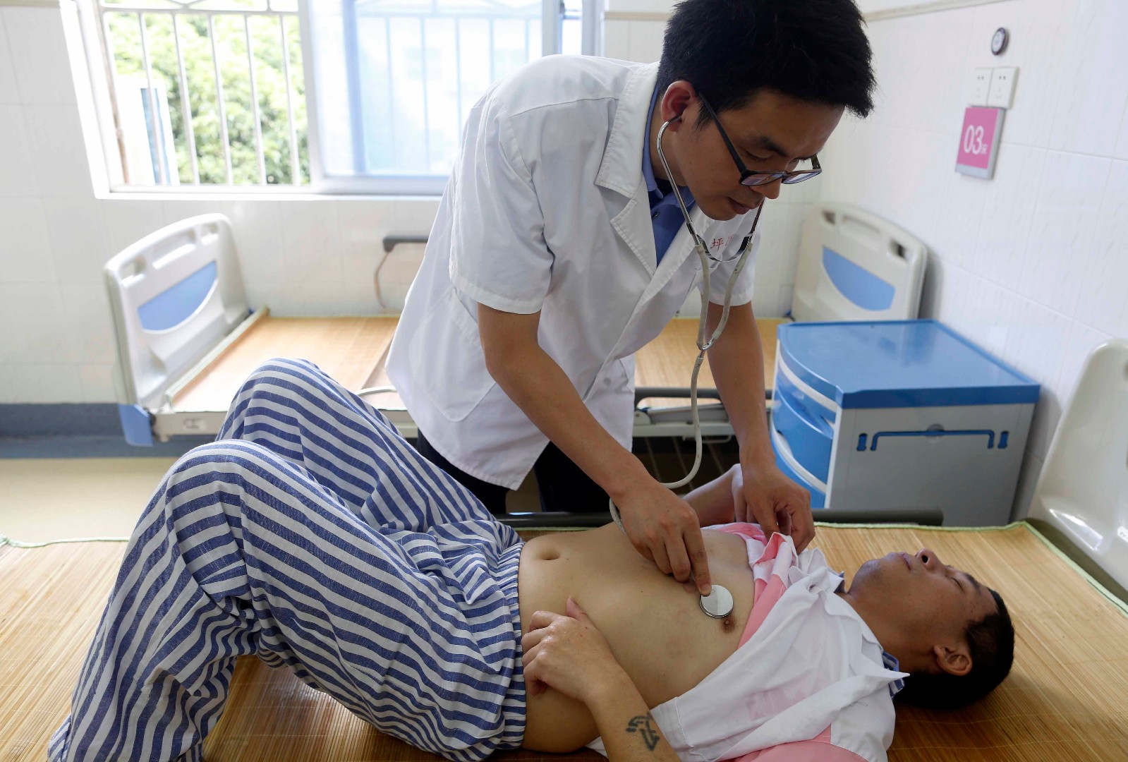 这位戒毒医生18年帮助15000人解除毒瘾,有人磕头谢恩