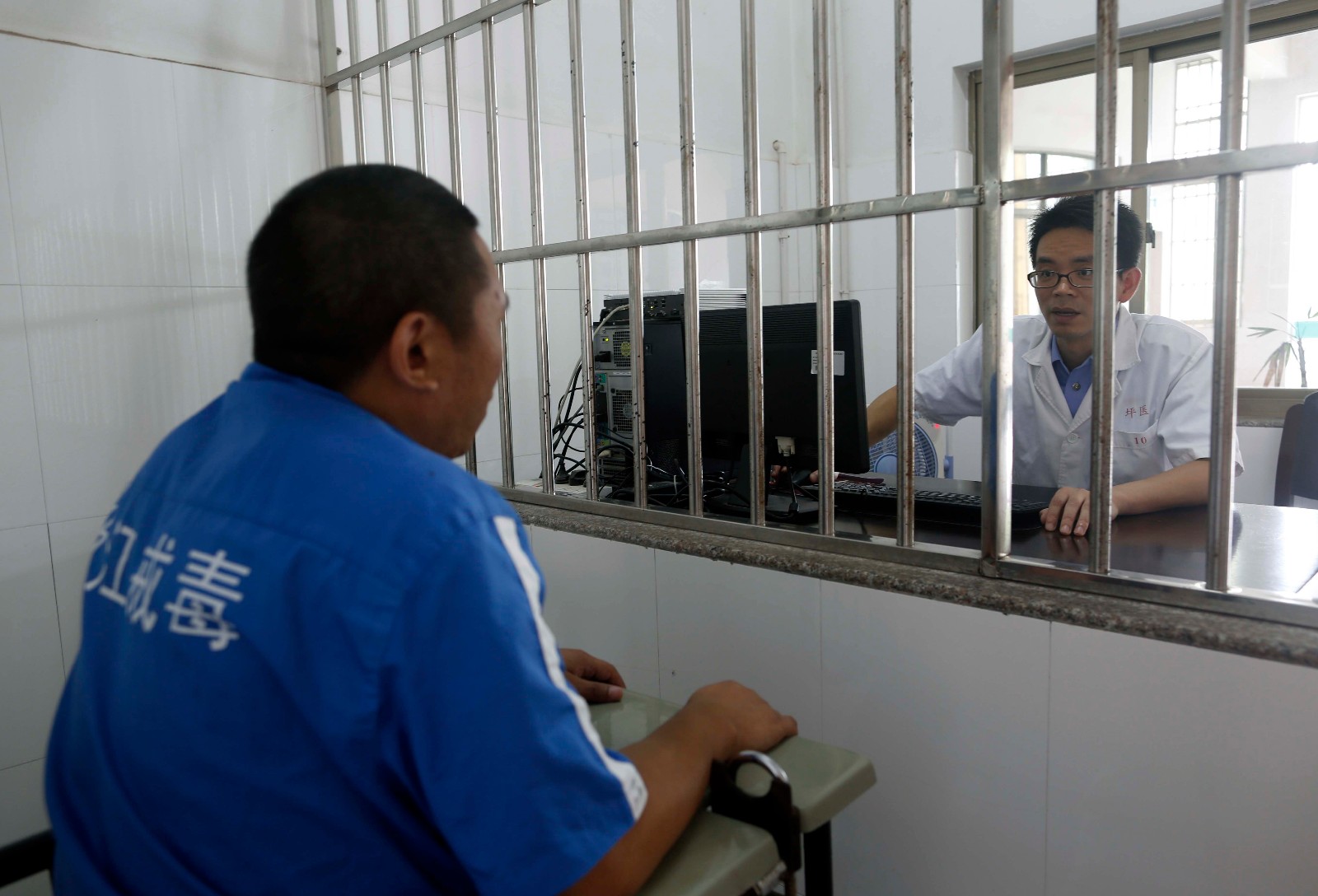 这位戒毒医生18年帮助15000人解除毒瘾,有人磕头谢恩