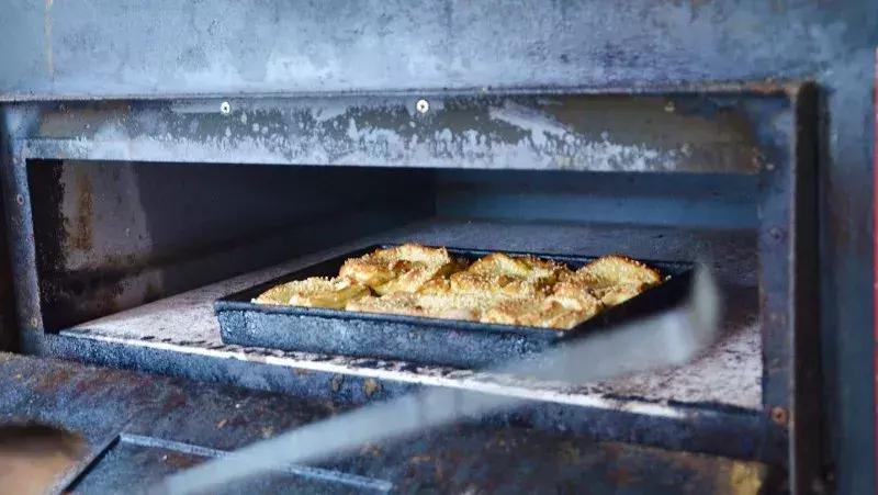 武汉美食必吃推荐粮道街饼夹烧卖,武汉一元路怪味烧饼几点开门