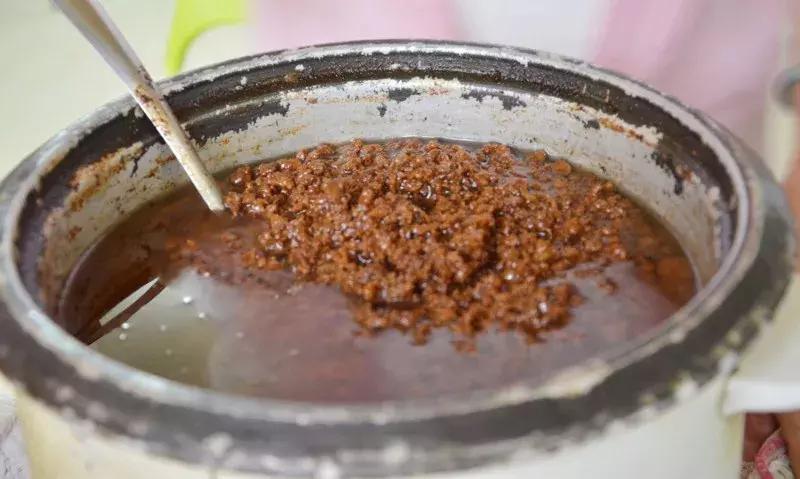 武汉美食必吃推荐粮道街饼夹烧卖,武汉一元路怪味烧饼几点开门