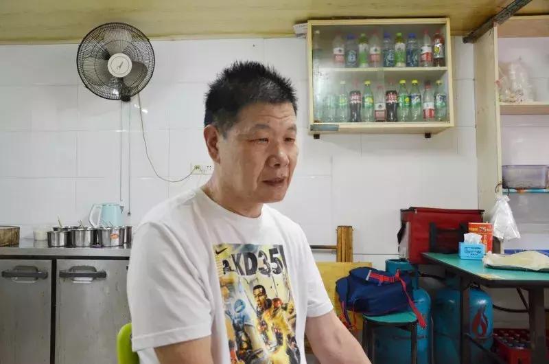 武汉美食必吃推荐粮道街饼夹烧卖,武汉一元路怪味烧饼几点开门