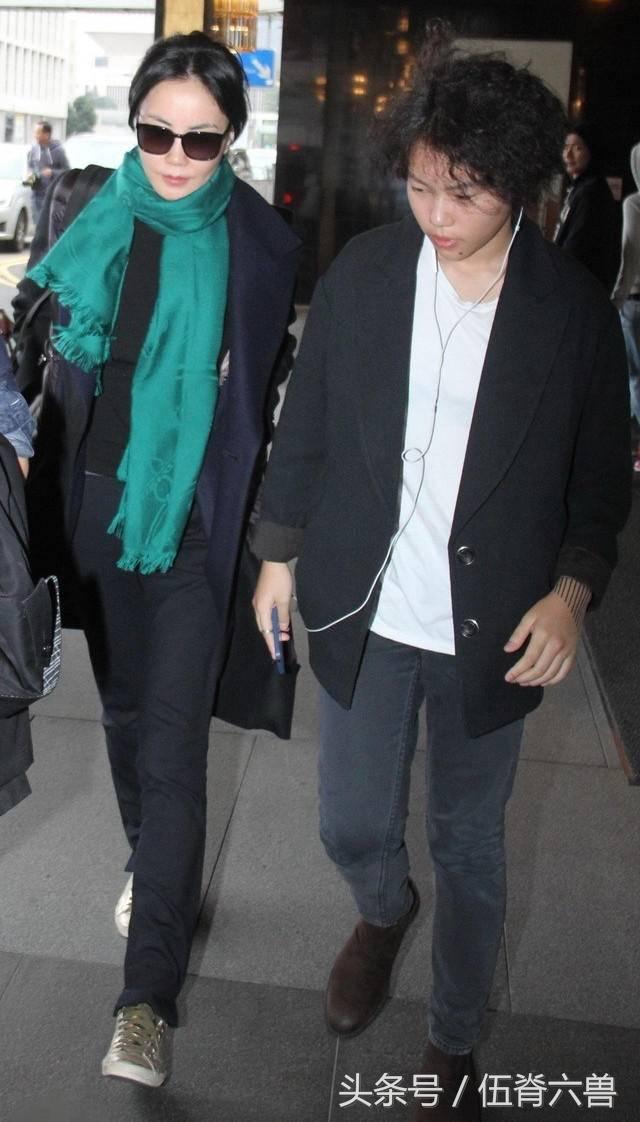 坐经济舱一看旁边是“天后女儿”，随手带10块钱水杯成亮点！