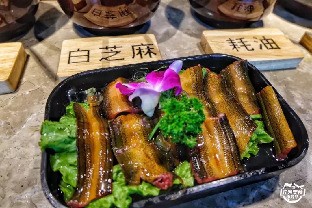 情怀总被烂梗消费,网红串串店长沙