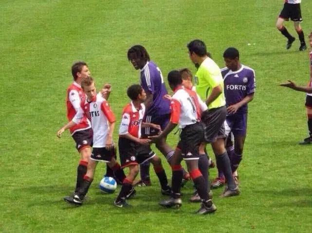 c罗14岁的时候踢足球有多厉害,五年前他凭借一粒进球拯救了c罗