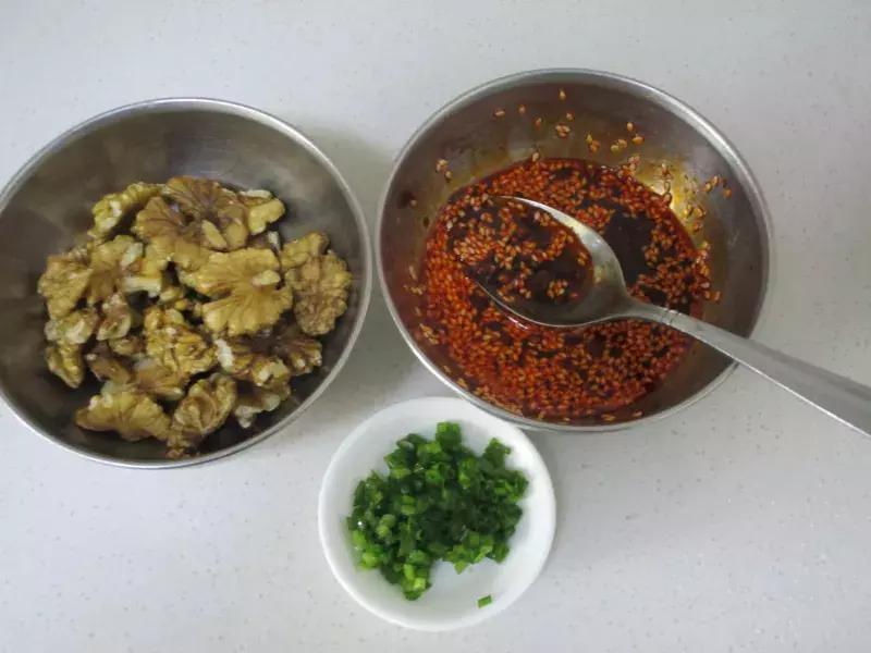 核桃仁和它搭配，每天吃一点，增智健脑，提高免疫力