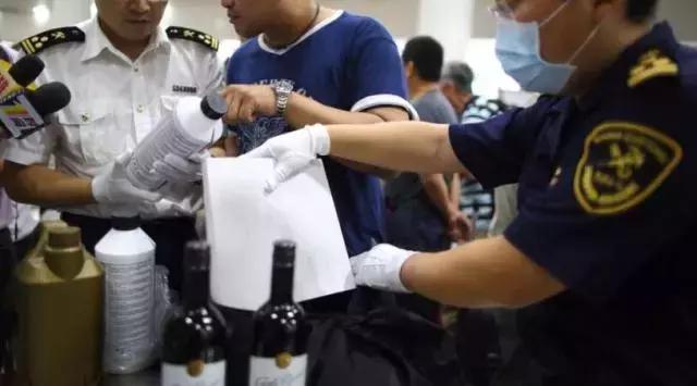 出国“带货”需谨慎上海三中院今发布*私走**刑事案件审判白皮书