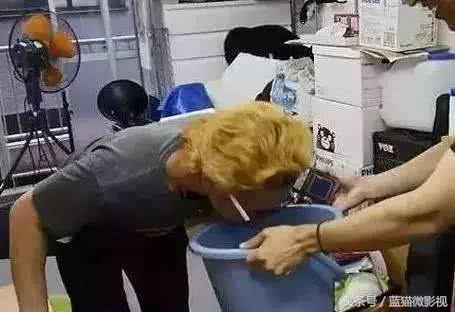 用辣椒酱泡澡24小时,国外小哥用13桶辣椒酱泡澡