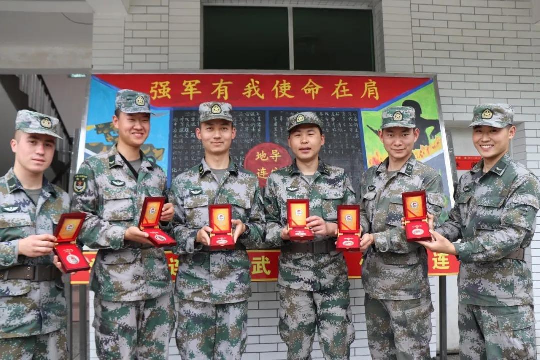 老兵收到军节礼物,老兵收到特别感谢的礼物