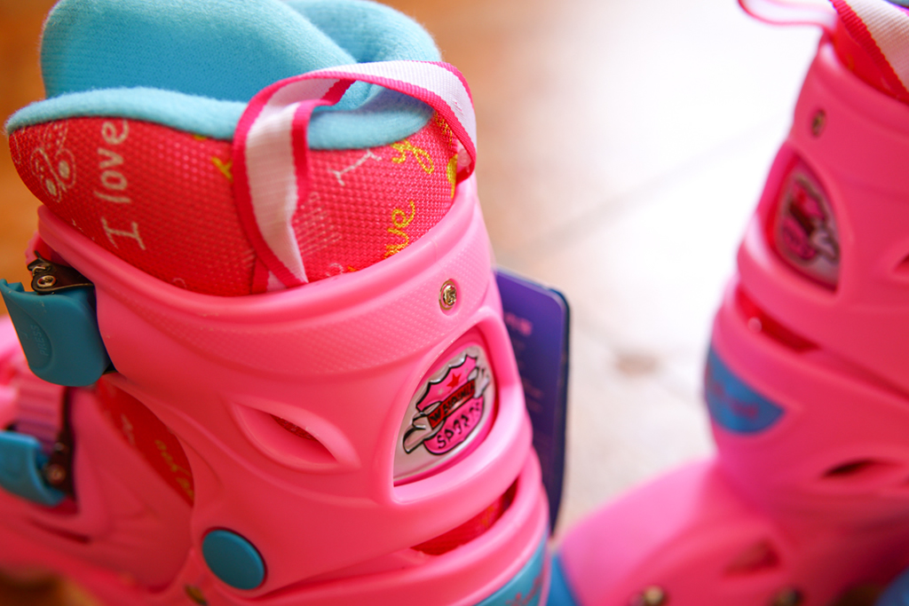 带辅助轮的溜冰鞋,儿童乐秀轮滑鞋新款