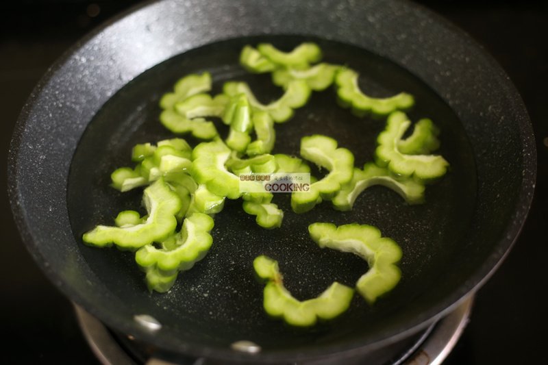 原来苦瓜汁这么好喝,夏天鲜榨苦瓜汁的做法