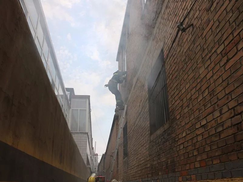 小区着火消防紧急救援有人员被困,商铺起火消防员成功营救被困者