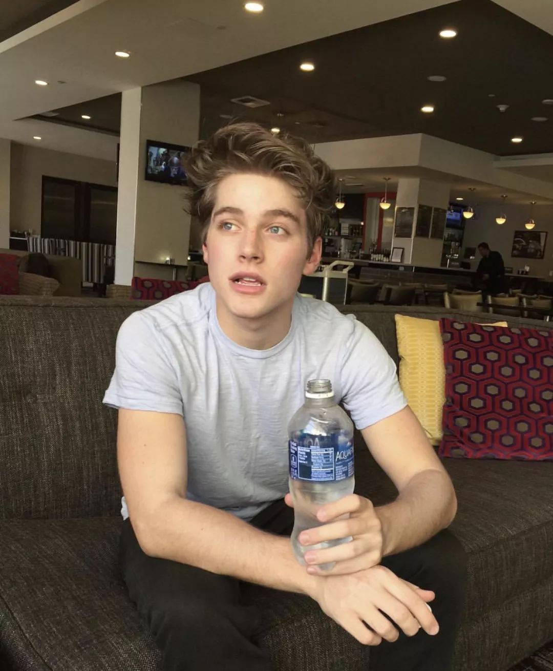 突然爆火男生,突然爆火的男孩是谁