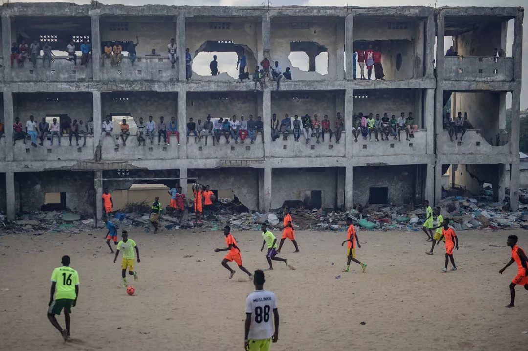 世界十大奇异足球场,足球场真实奇葩战术