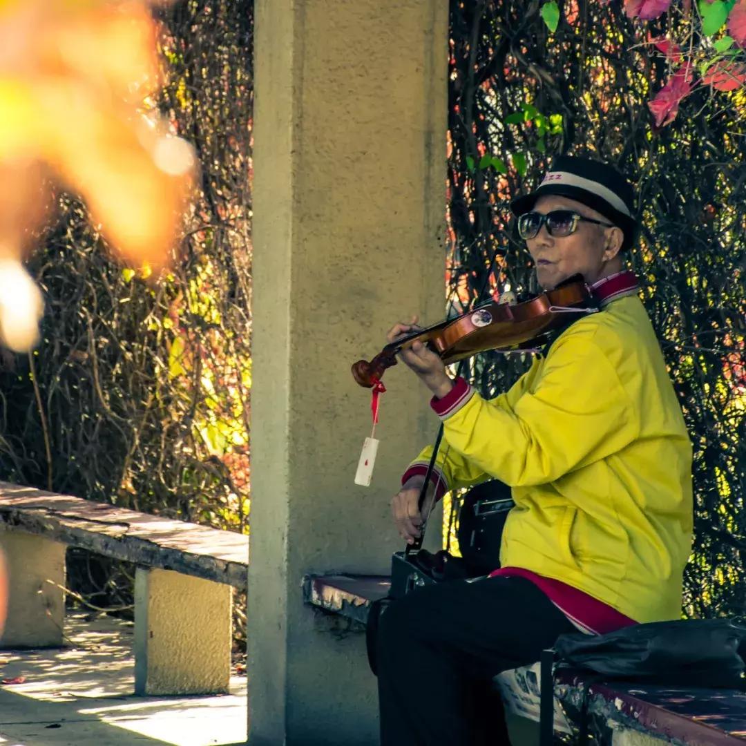 天津人八成有这样的朋友：浑身匪气说话冲肺管子，顾家又无微不至