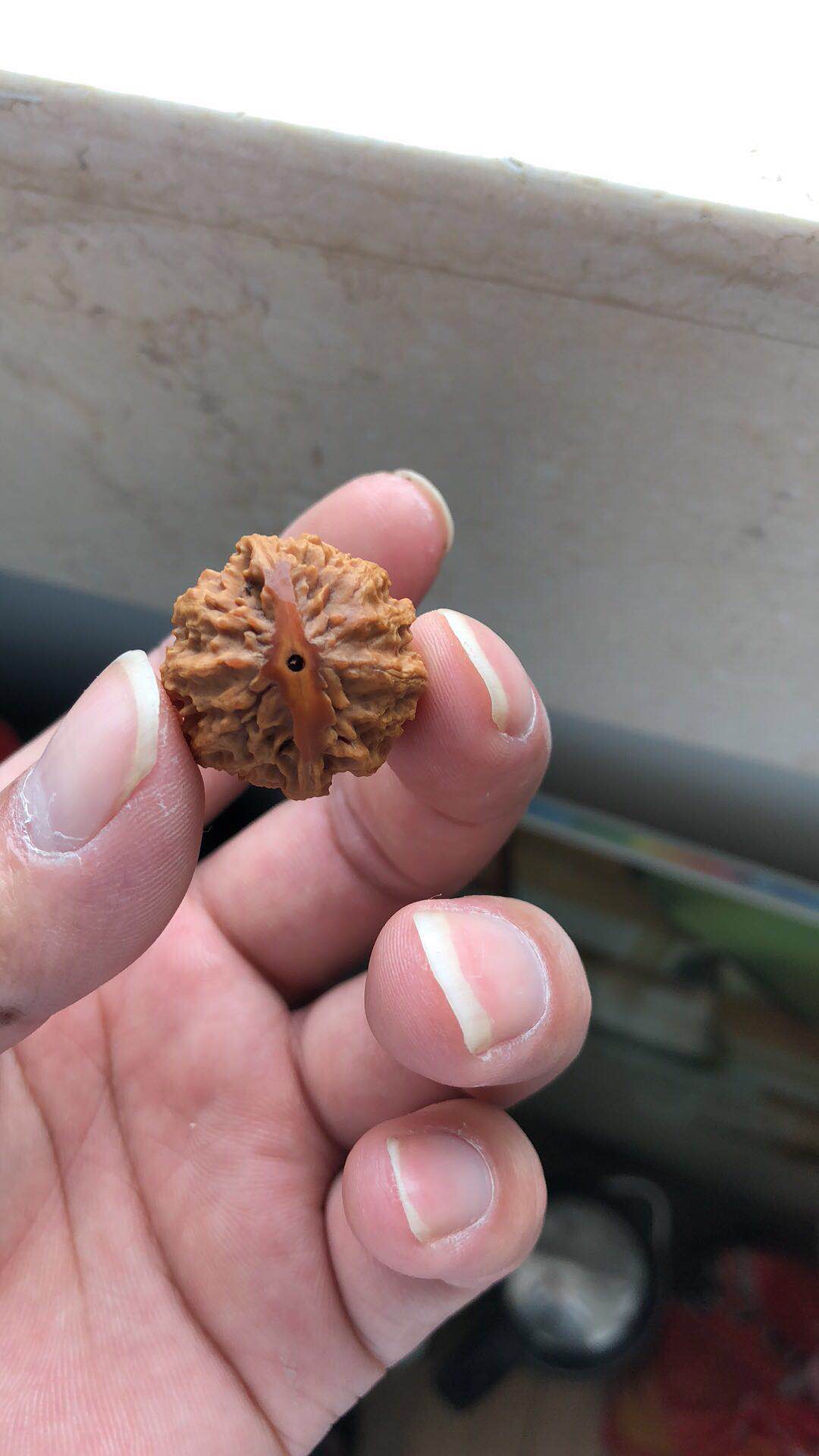 文玩市场淘鬼脸小核桃手串,十棱文玩小核桃手串哪产的