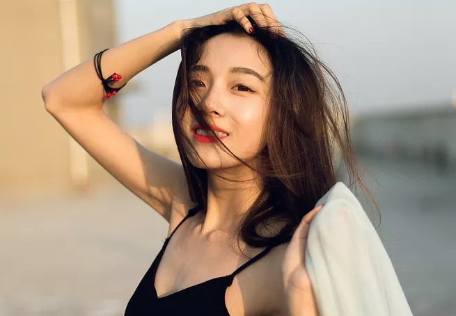 她做了他三年的妻子，一直以为他是离开轮椅就没办法行动的，结果