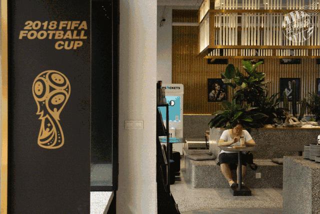 世界杯据点再+1！3.5米超大LED环绕式看球，竟然是个文艺咖啡馆……