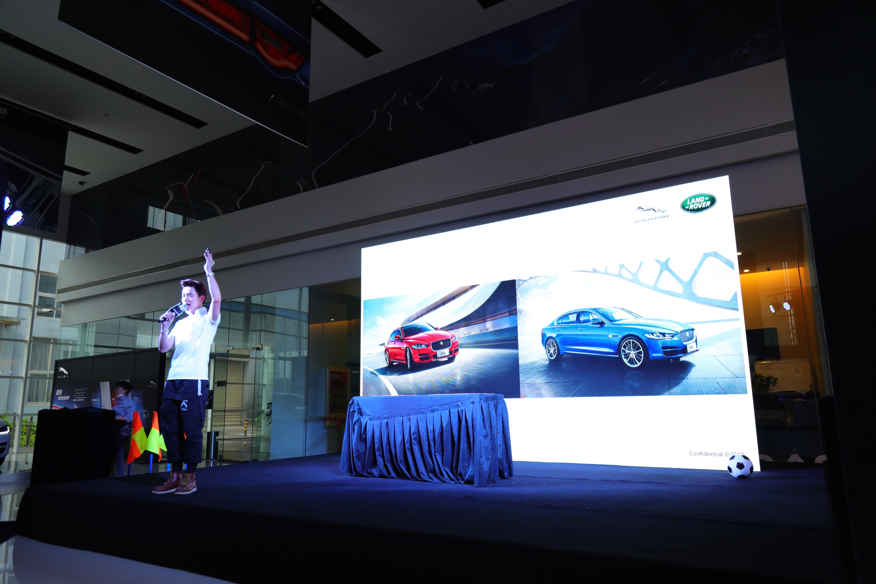 点燃世界杯足球狂欢夜捷豹XEL猎夜行动昆明路捷开启