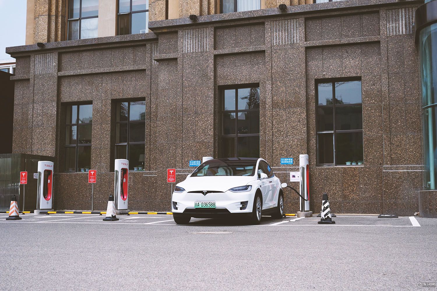 特斯拉modelx旅行,特斯拉modelx100d能跑多少公里