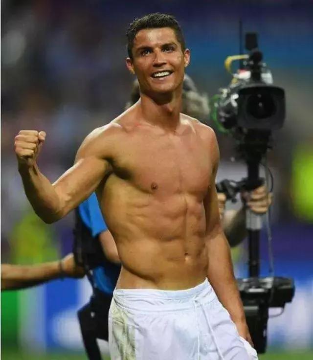 盘点c罗不留纹身暖心瞬间,c罗不纹身的真正原因