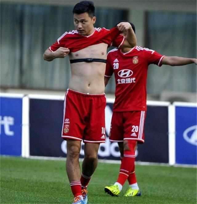 亲爱的国足同胞们，别再当“说嘴郎中”了，你们的足球丑陋至极！