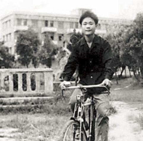 120元创业，换回百亿资产，嫁女儿在酒店门口办“车展”，酷不？